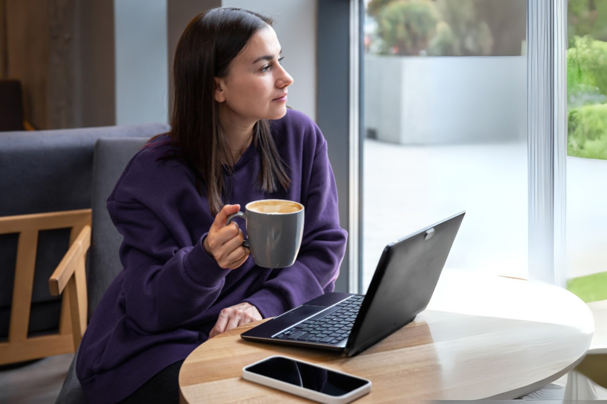 Empreendedora lendo artigo sobre Por que revender software de gestão: confira 11 motivos.