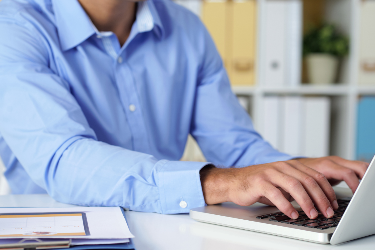 Profissional de contabilidade lendo sobre O contador como consultor: o papel consultivo ao indicar ferramentas de gestão para PMEs.