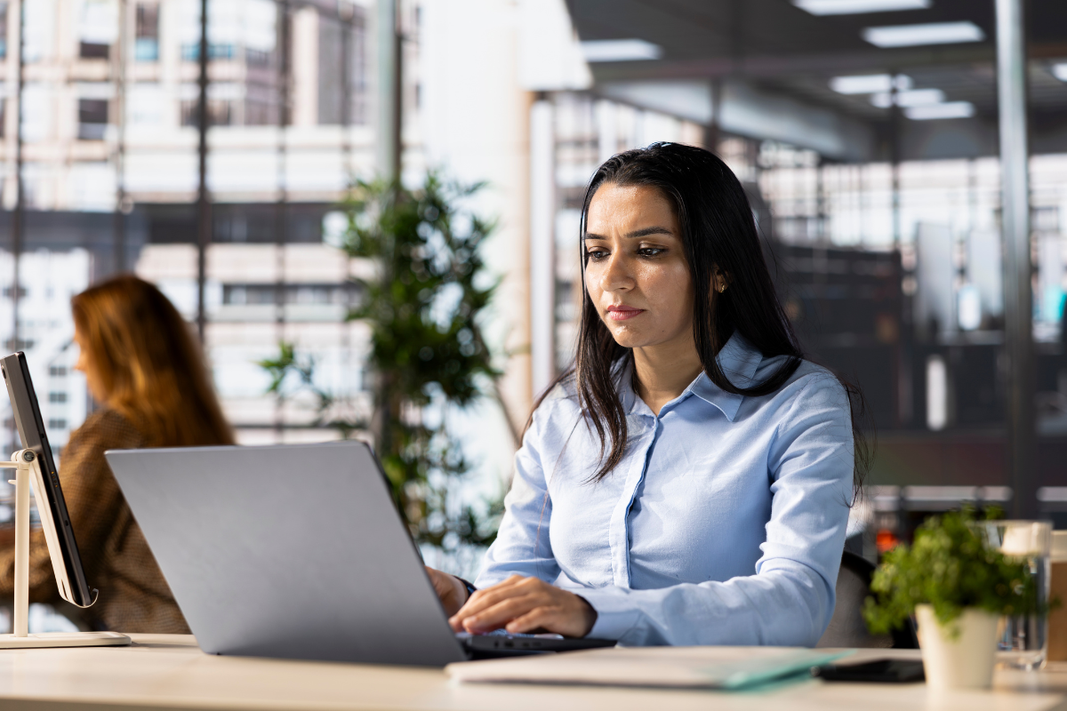 Empreendedora lendo artigo sobre Como oferecer um ERP com sua marca e conquistar clientes.