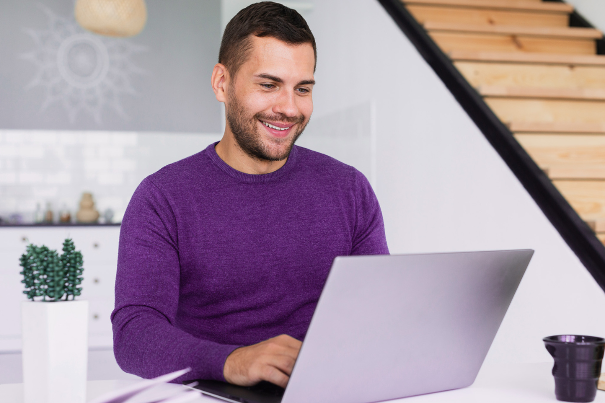 Revendedor lendo sobre Como o modelo White Label aumenta a autoridade da sua marca no mercado de software.