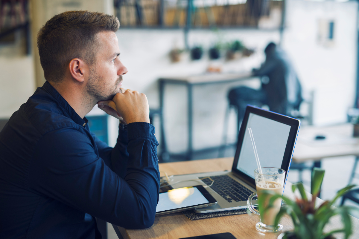 Revendedor de software da GestãoClick lendo sobre Estratégias para lançar e comercializar seu ERP White Label com sucesso.