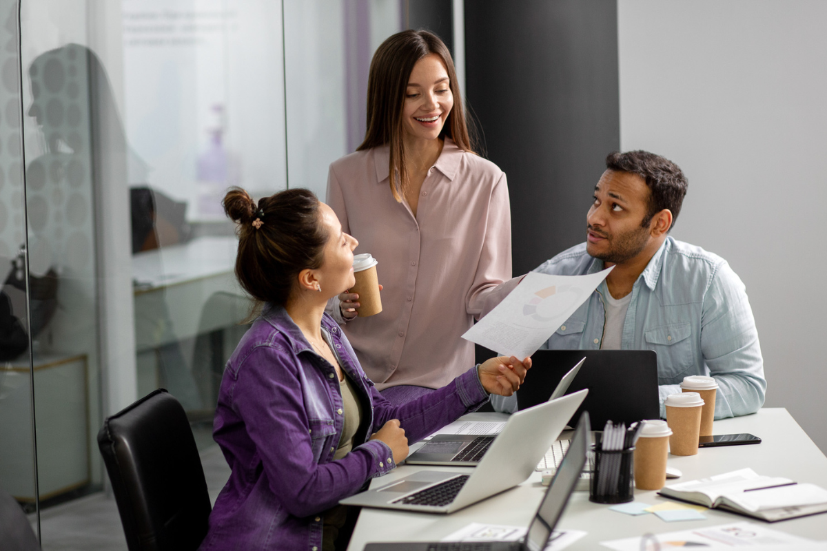 Equipe de contadores conversando sobre Programa de parceria para contadores: como funciona e quais as vantagens.