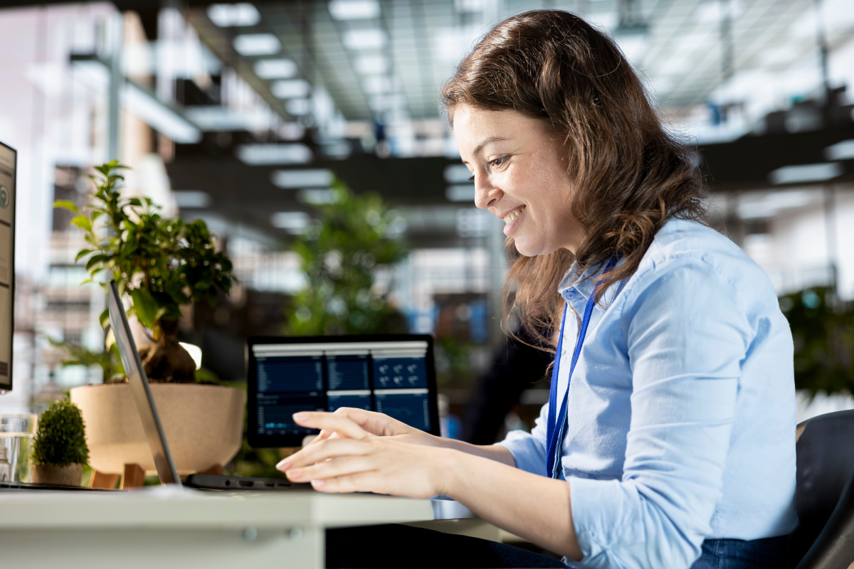 Profissional de contabilidade satisfeita com a integração do ERP do GestãoClick.