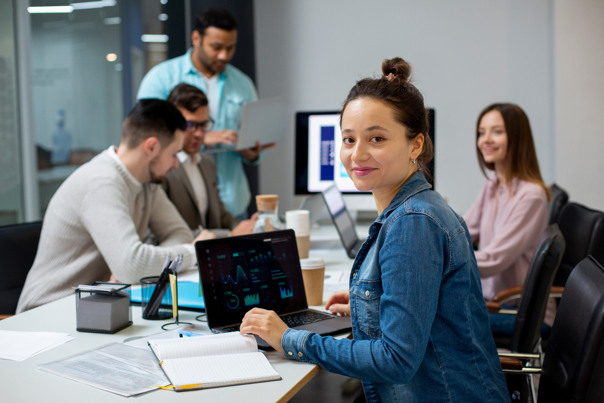 Equipe de empresa de TI fazendo parcerias estratégicas.