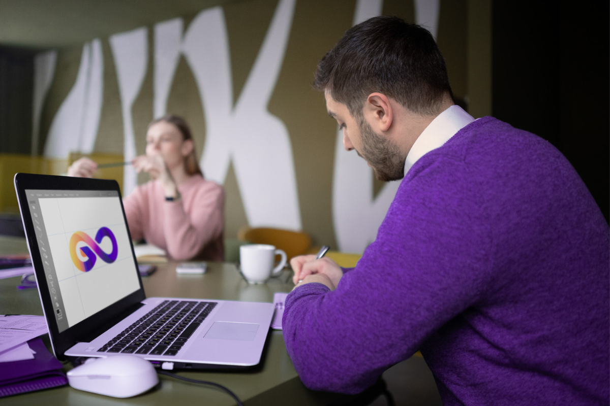 Empreendedor lendo e aplicando 10 dicas de marketing e vendas para ter sucesso como revendedor de ERP.