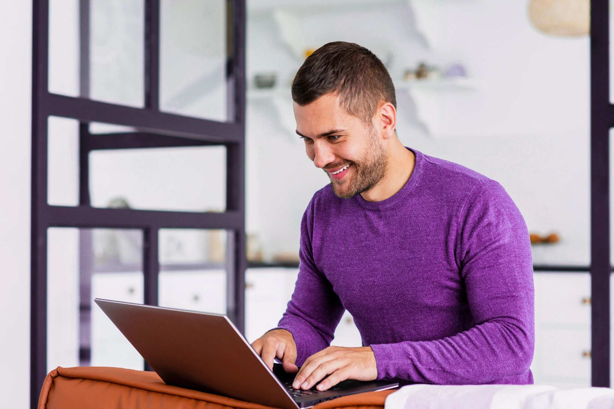 Empreendedor Revendedor lendo artigo sobre: Como a Revenda GestãoClick pode alavancar seus ganhos e oportunidades.