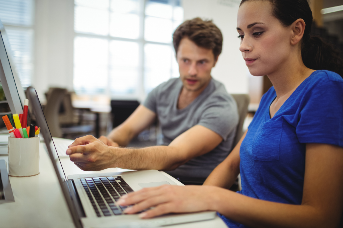 Equipe de suporte da revenda GestãoClick trabalhando em seus notebooks.