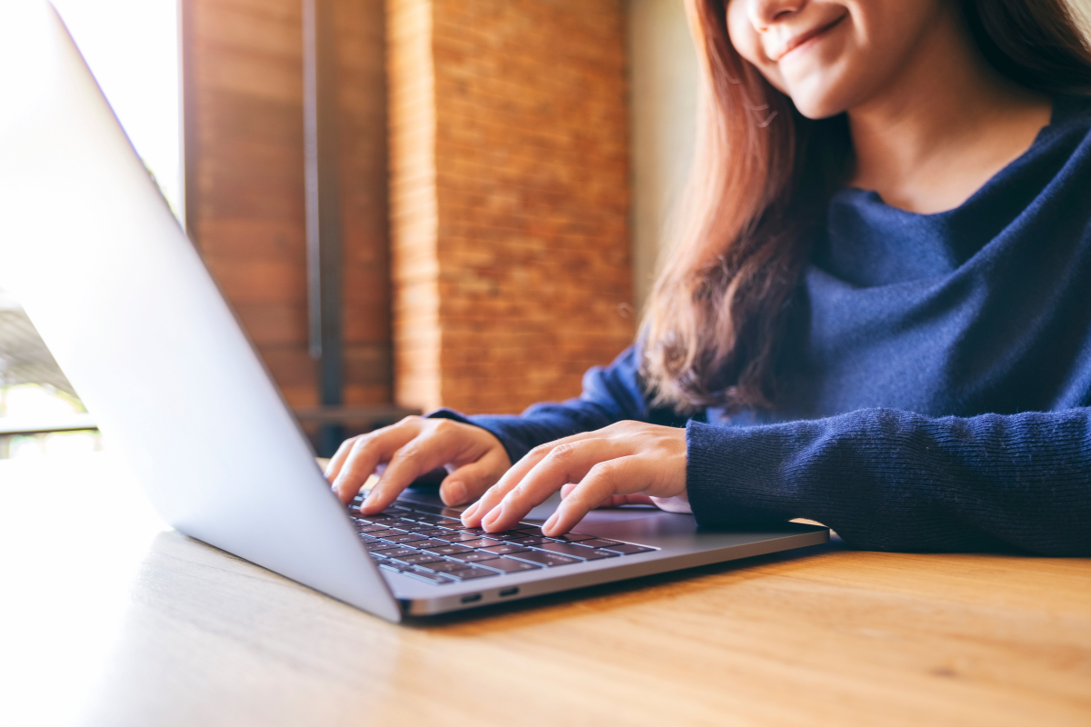 Empreendedora lendo sobre Como a GestãoClick apoia seus parceiros VIP com treinamento avançado e suporte dedicado.