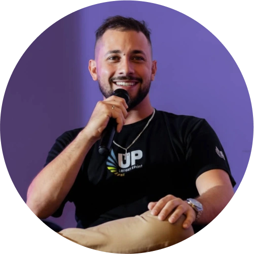 Carlos Dal Gobbo, pessoa premiada como sétimo lugar colocado no ranking de parceiros revendedores, em destaque por excelência em vendas e desempenho comercial.