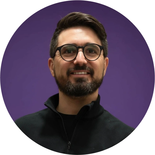 Luis Silvestre, pessoa premiada como quarto lugar colocado no ranking de parceiros revendedores, em destaque por excelência em vendas e desempenho comercial.