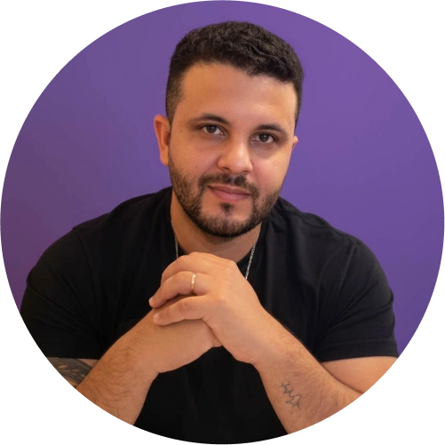 Thiago Rodrigues, pessoa premiada como quinto lugar colocado no ranking de parceiros revendedores, em destaque por excelência em vendas e desempenho comercial.